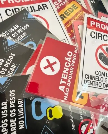 Placas de sinalização plastificadas